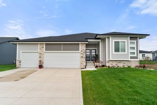 15005 Springbrook Trail, Urbandale, IA 50323