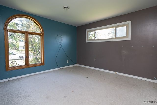 18 Woodlee Lane, Grand Island, NY 14072