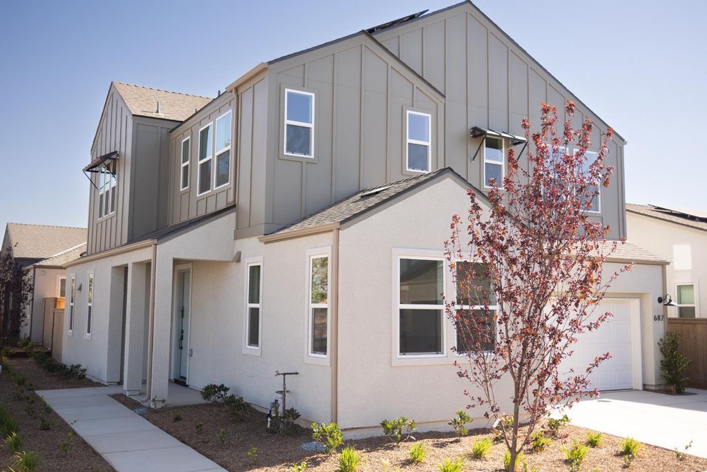 687 Alexis Way, Madera, CA 93636