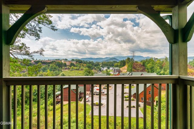 1129 Cove Falls Way, Pigeon Forge, TN 37863