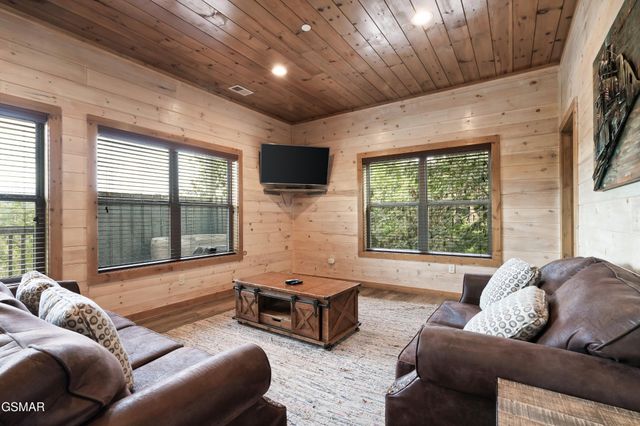 1129 Cove Falls Way, Pigeon Forge, TN 37863