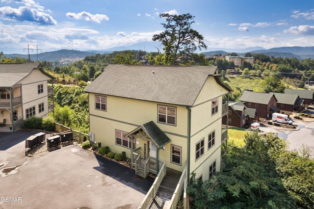 1129 Cove Falls Way, Pigeon Forge, TN 37863