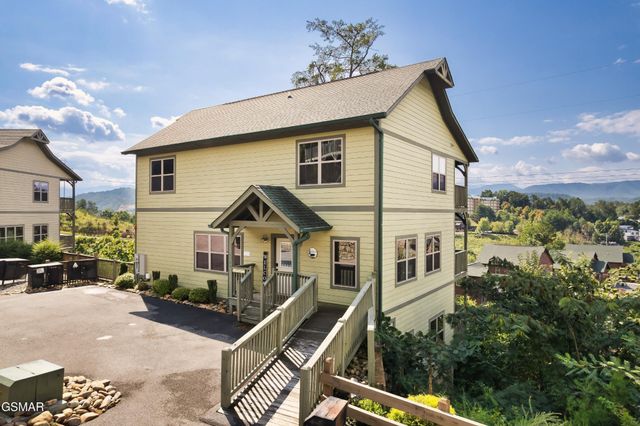 1129 Cove Falls Way, Pigeon Forge, TN 37863