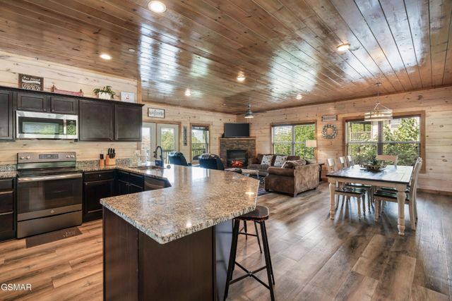 1129 Cove Falls Way, Pigeon Forge, TN 37863