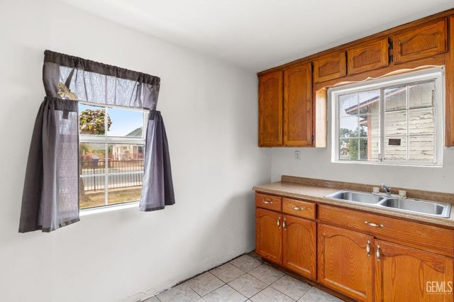 10001 Waco Avenue, Lamont, CA 93241