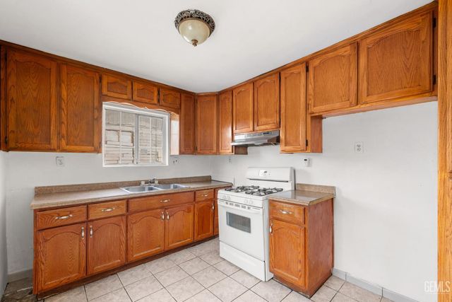 10001 Waco Avenue, Lamont, CA 93241