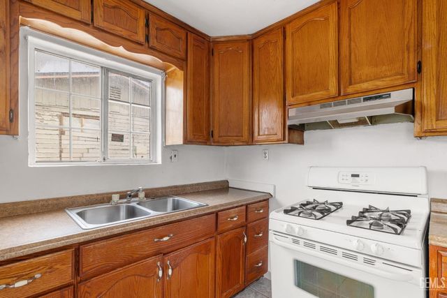 10001 Waco Avenue, Lamont, CA 93241