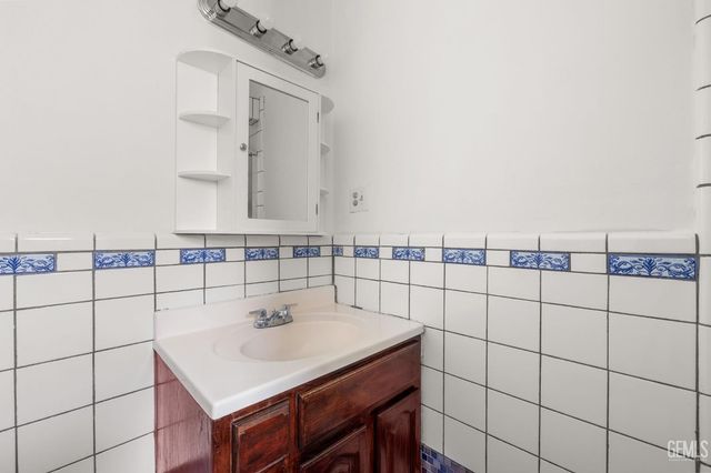 10001 Waco Avenue, Lamont, CA 93241