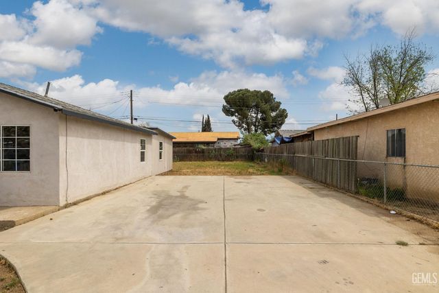 10001 Waco Avenue, Lamont, CA 93241