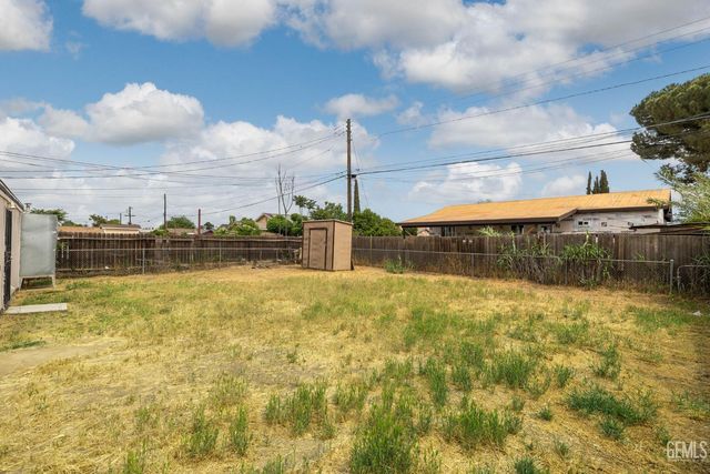 10001 Waco Avenue, Lamont, CA 93241