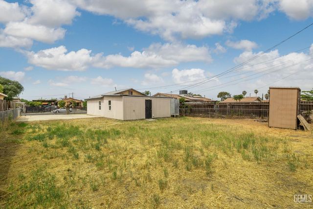 10001 Waco Avenue, Lamont, CA 93241