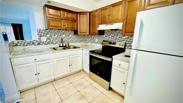 3700 NW 21st St 109, Lauderdale Lakes, FL 33311