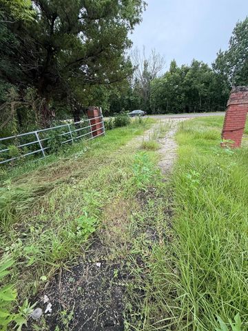 606 Highway 90, Ames, TX 77575