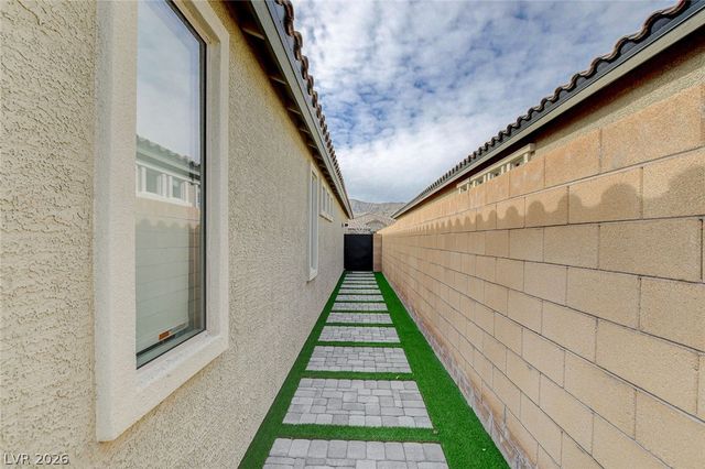 6442 Corsari Ridge Street, Las Vegas, NV 89166