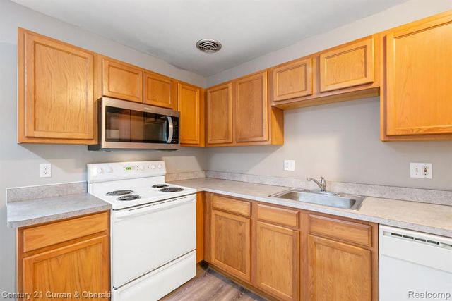 26596 Franklin Pointe Drive, Southfield, MI 48034