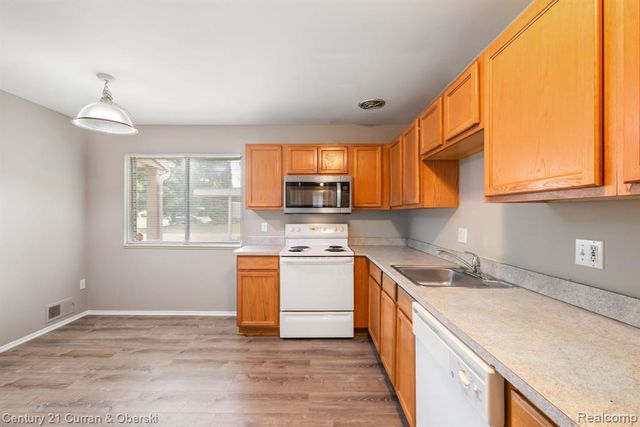 26596 Franklin Pointe Drive, Southfield, MI 48034