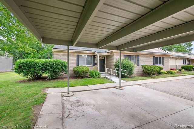 26596 Franklin Pointe Drive, Southfield, MI 48034