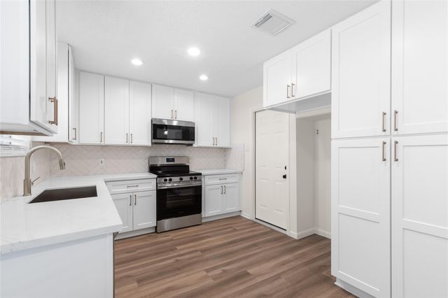 907 Avenue B, Sweeny, TX 77480