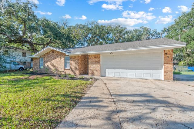 907 Avenue B, Sweeny, TX 77480