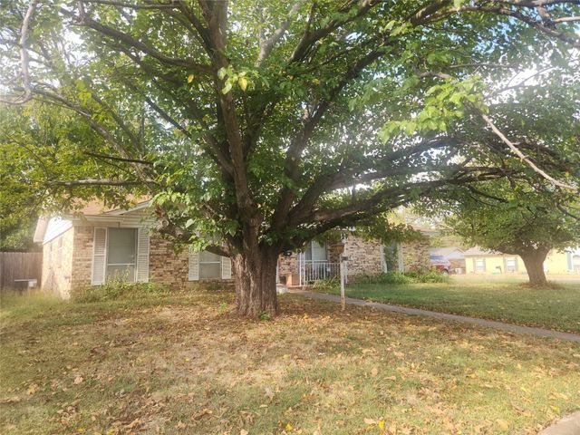 609 Douglas Street, Burleson, TX 76028