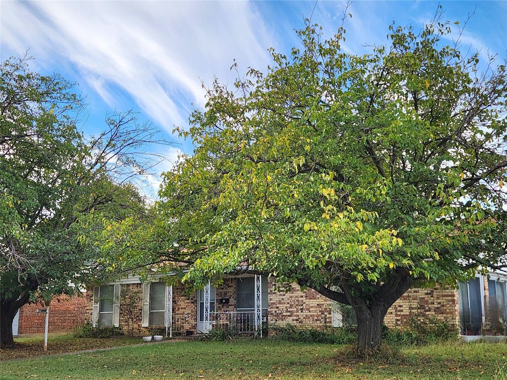 609 Douglas Street, Burleson, TX 76028