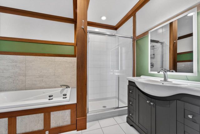 998 E Newark DRIVE, West Bend, WI 53090