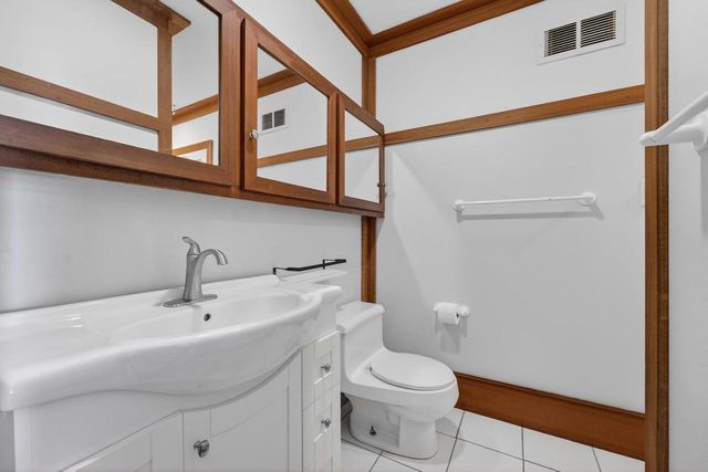 998 E Newark DRIVE, West Bend, WI 53090