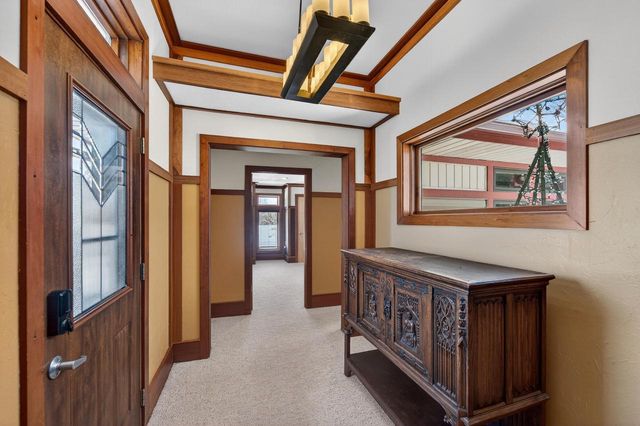 998 E Newark DRIVE, West Bend, WI 53090