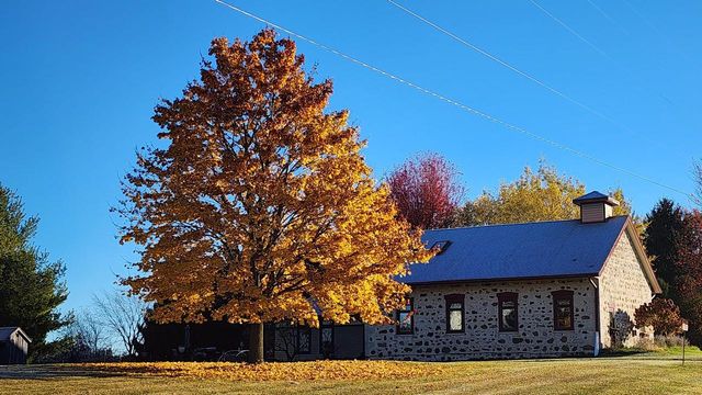 998 E Newark DRIVE, West Bend, WI 53090