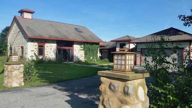 998 E Newark DRIVE, West Bend, WI 53090