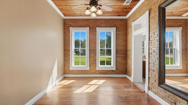 431 E Commerce St, New Braunfels, TX 78130