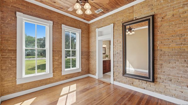 431 E Commerce St, New Braunfels, TX 78130