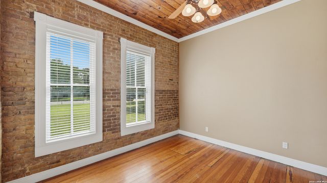 431 E Commerce St, New Braunfels, TX 78130