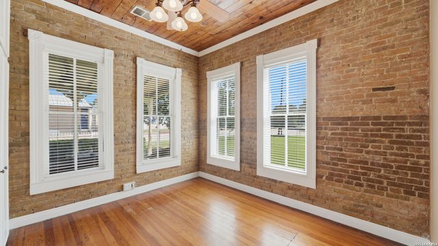 431 E Commerce St, New Braunfels, TX 78130