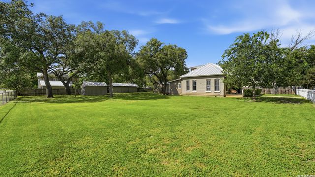 431 E Commerce St, New Braunfels, TX 78130