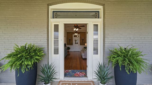 431 E Commerce St, New Braunfels, TX 78130