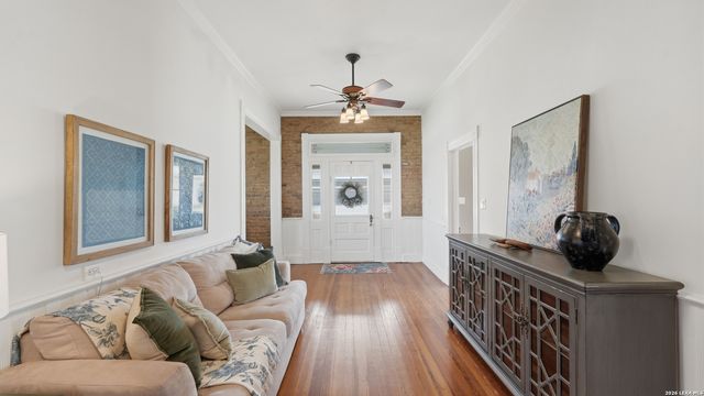 431 E Commerce St, New Braunfels, TX 78130