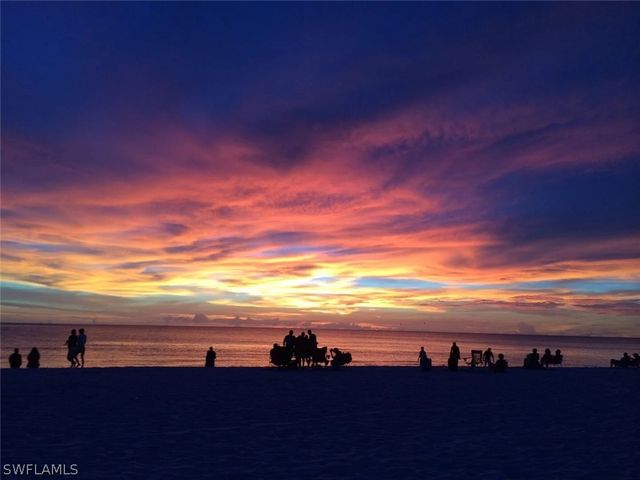 101 8th ST S 207, Naples, FL 34102