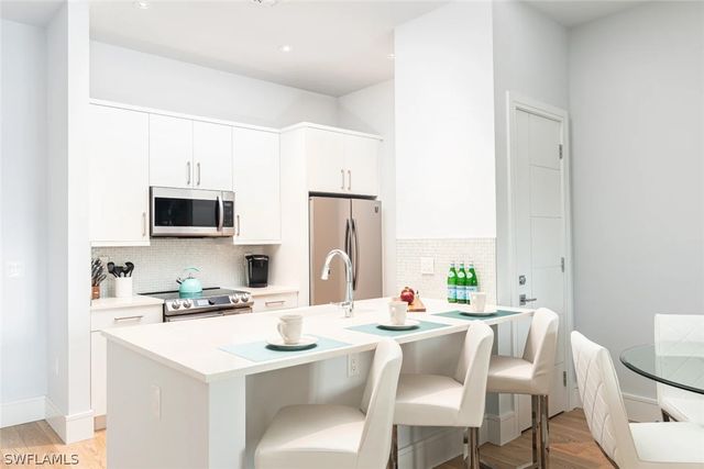 101 8th ST S 207, Naples, FL 34102