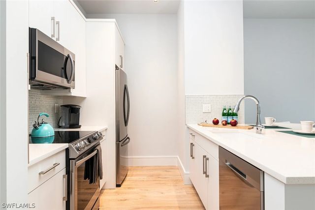 101 8th ST S 207, Naples, FL 34102