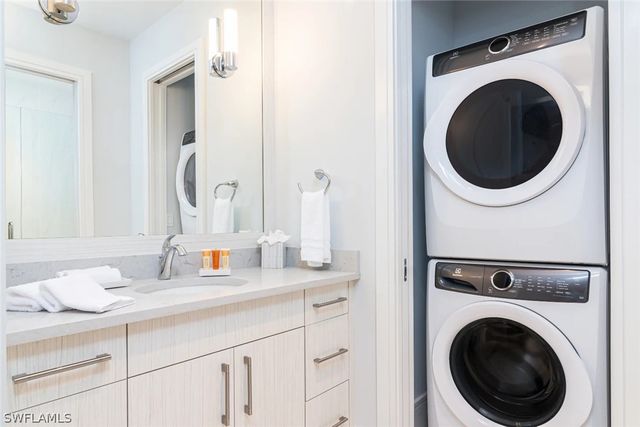 101 8th ST S 207, Naples, FL 34102