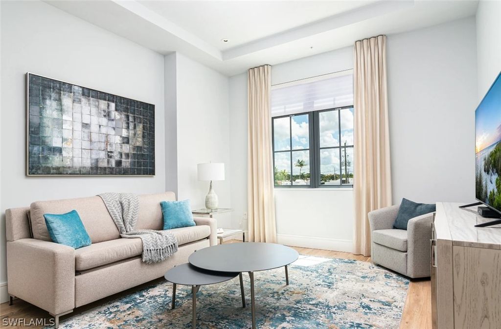 101 8th ST S 207, Naples, FL 34102