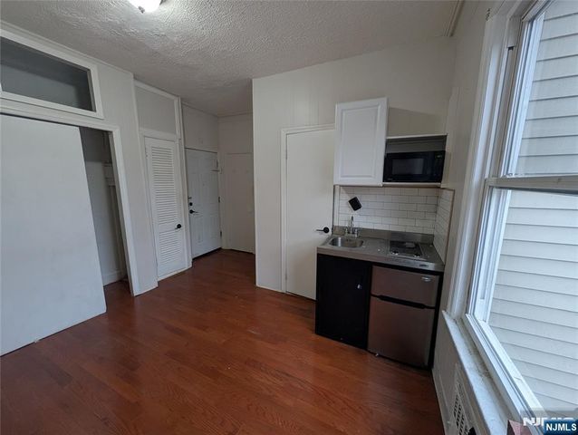 208 Howe Avenue 2F, Passaic, NJ 07055