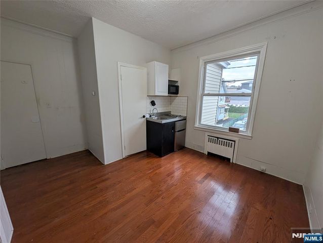 208 Howe Avenue 2F, Passaic, NJ 07055