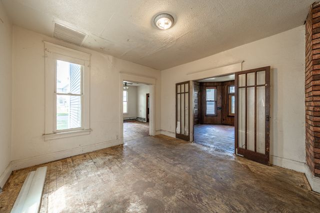 709 W 16th Street, Davenport, IA 52804