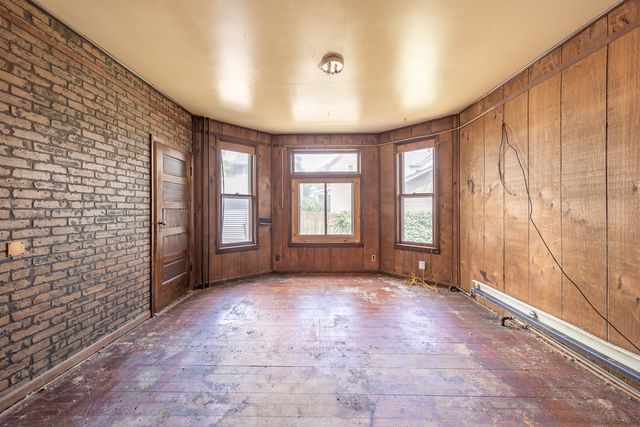 709 W 16th Street, Davenport, IA 52804