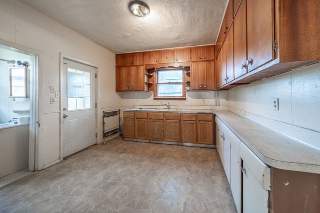 709 W 16th Street, Davenport, IA 52804