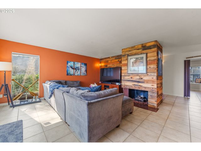 601 N TOMAHAWK ISLAND Dr, Portland, OR 97217