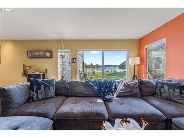 601 N TOMAHAWK ISLAND Dr, Portland, OR 97217