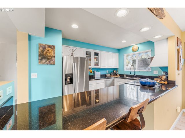 601 N TOMAHAWK ISLAND Dr, Portland, OR 97217